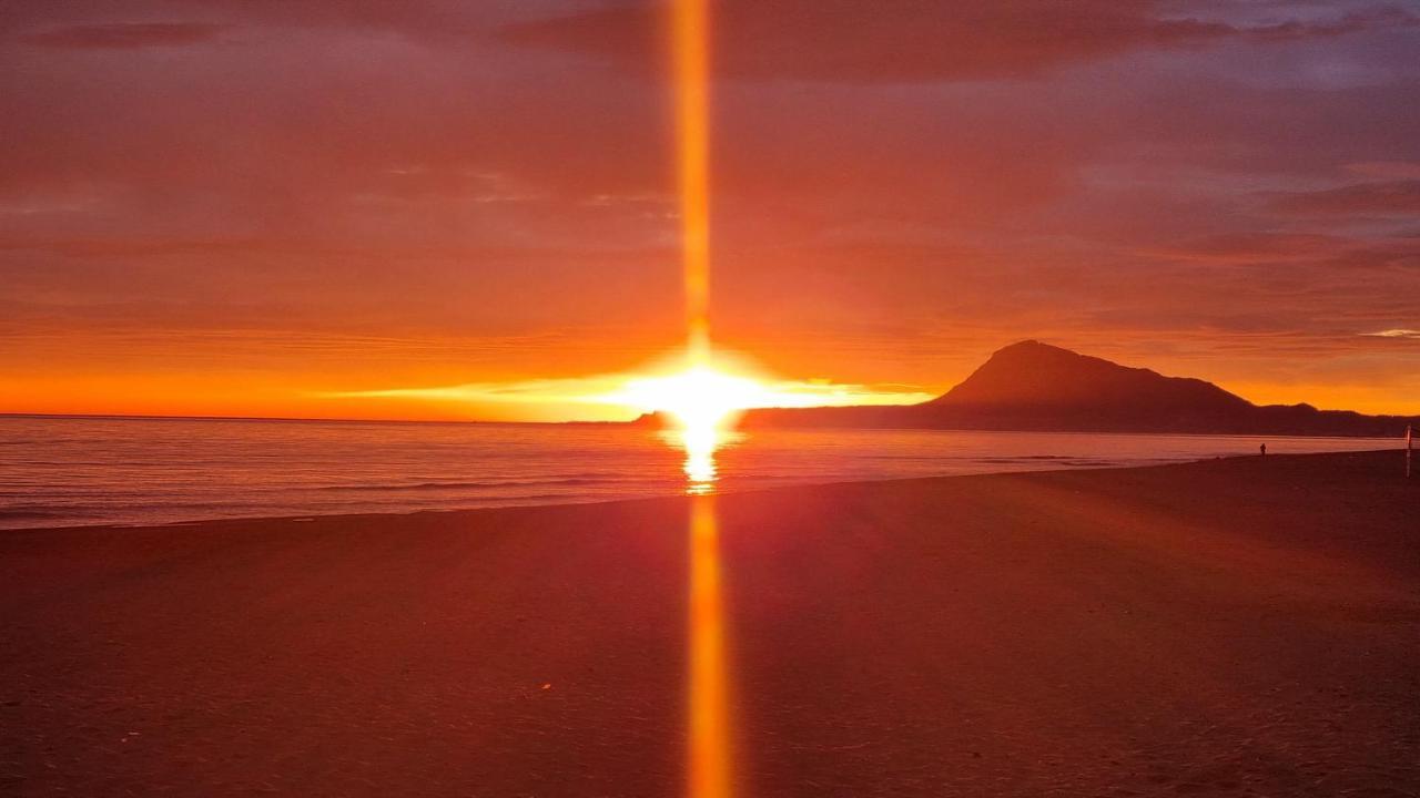 Hello Piles Beach Javier Luaran gambar