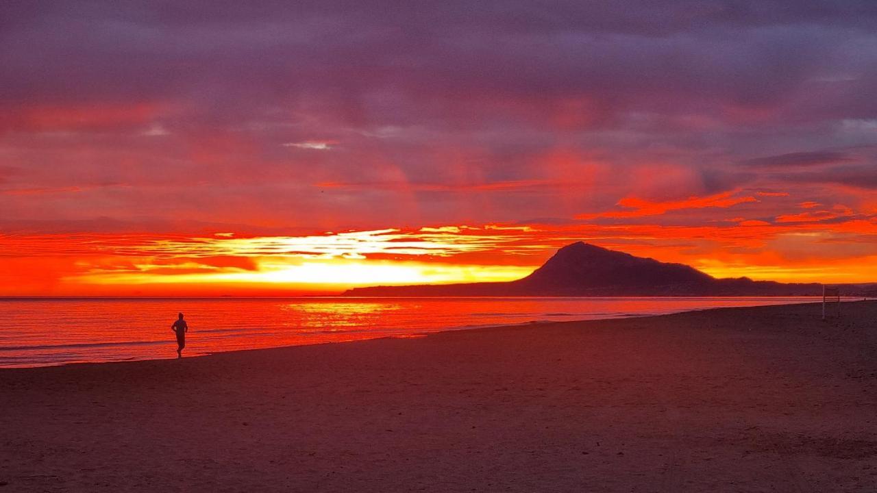 Hello Piles Beach Javier Luaran gambar