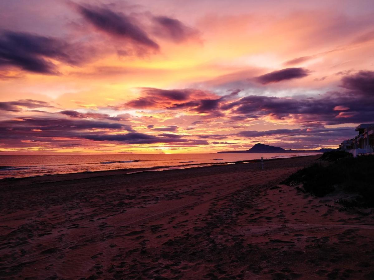 Hello Piles Beach Javier Luaran gambar