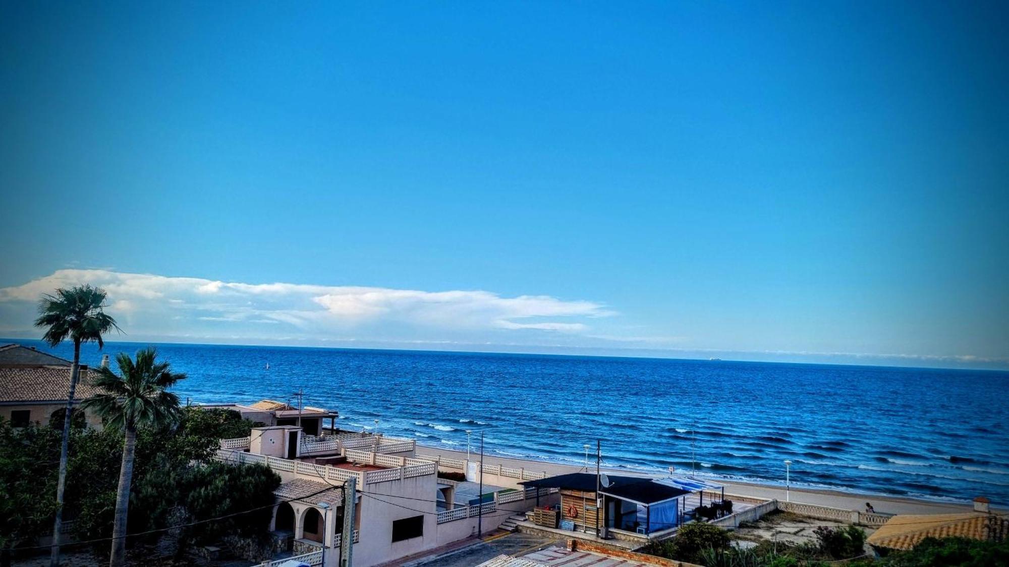 Hello Piles Beach Javier Luaran gambar